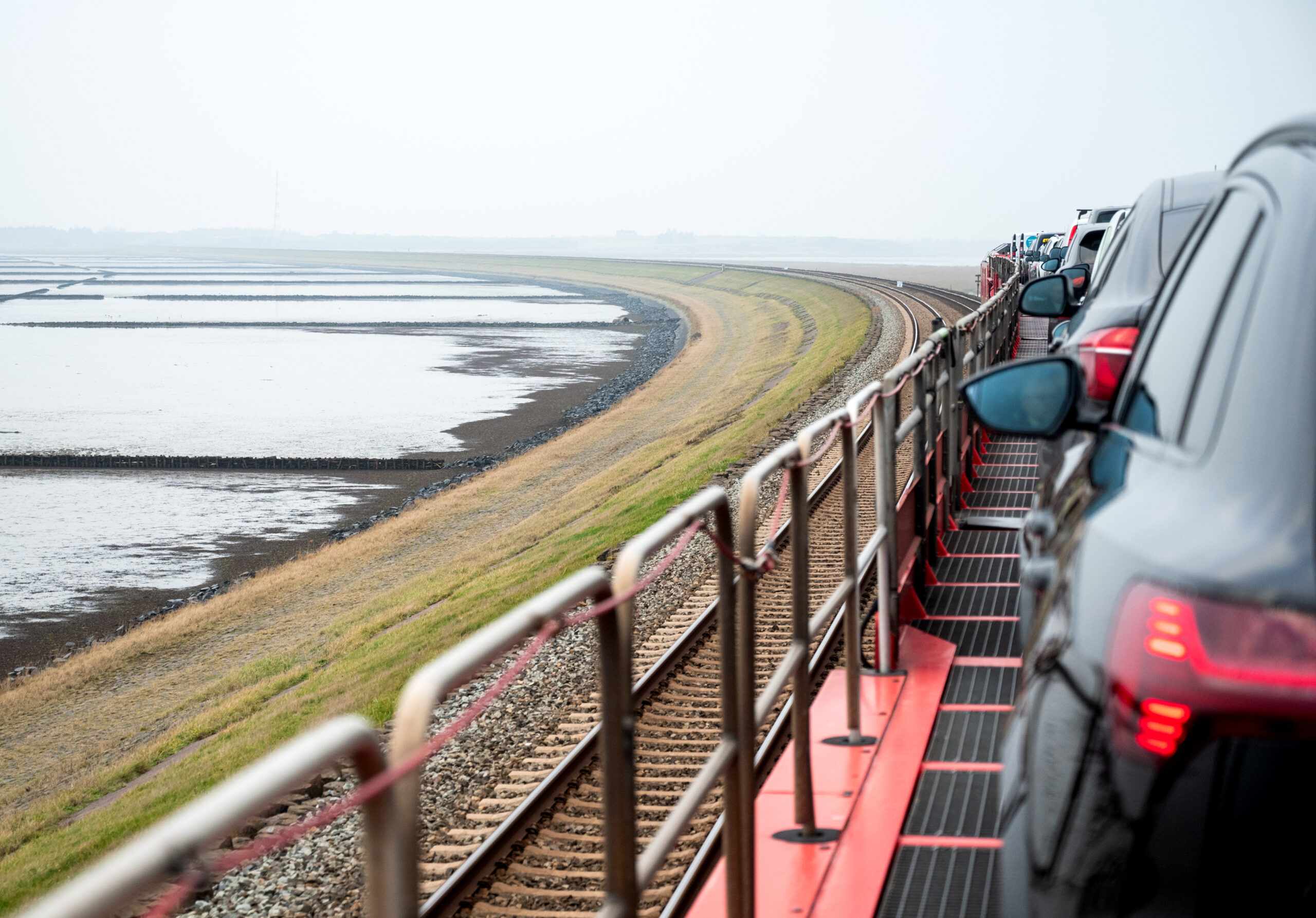 Ein Autozug der Deutschen Bahn fährt über den Hindenburgdamm auf die Nordseeinsel Sylt.