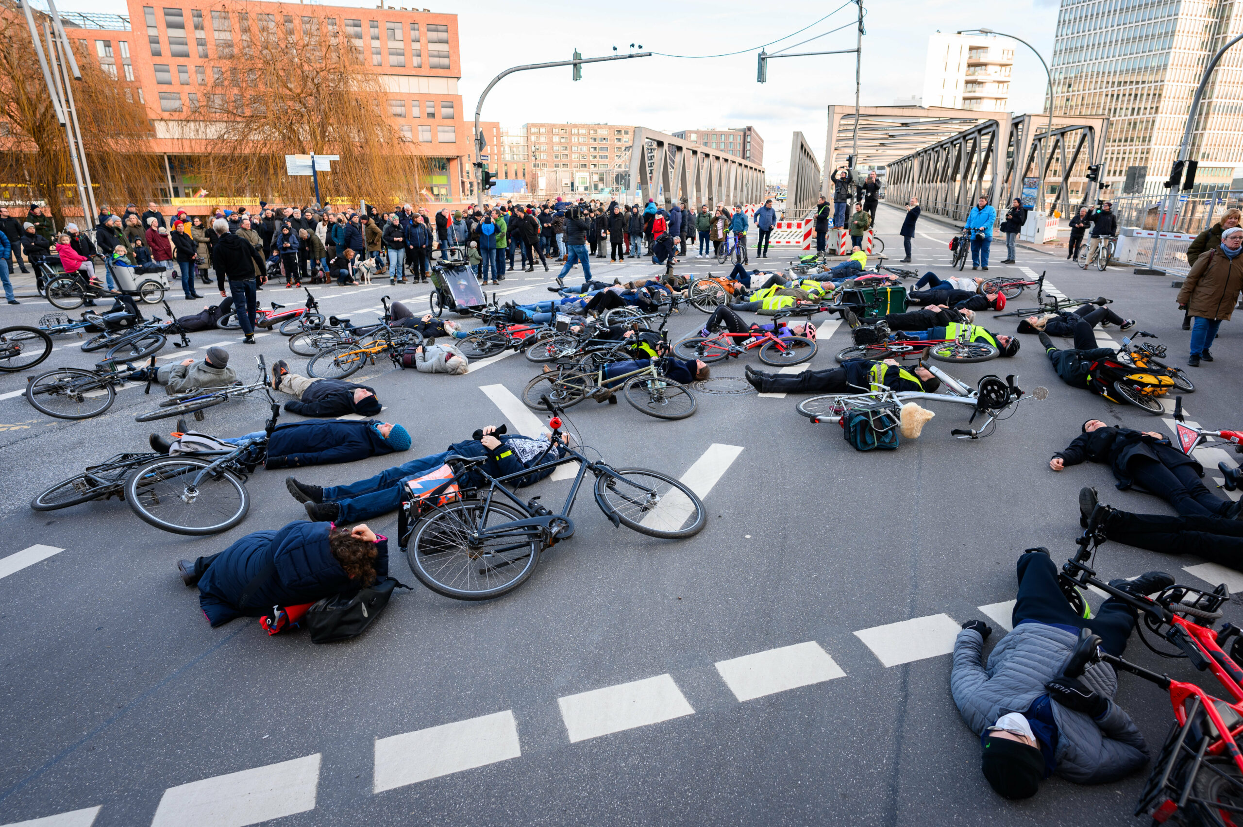 Bei Mahnwachen für getötete Radfahrer legen sich die Teilnehmer oft auf die Straße – wie hier in der HafenCity im Januar 2023.