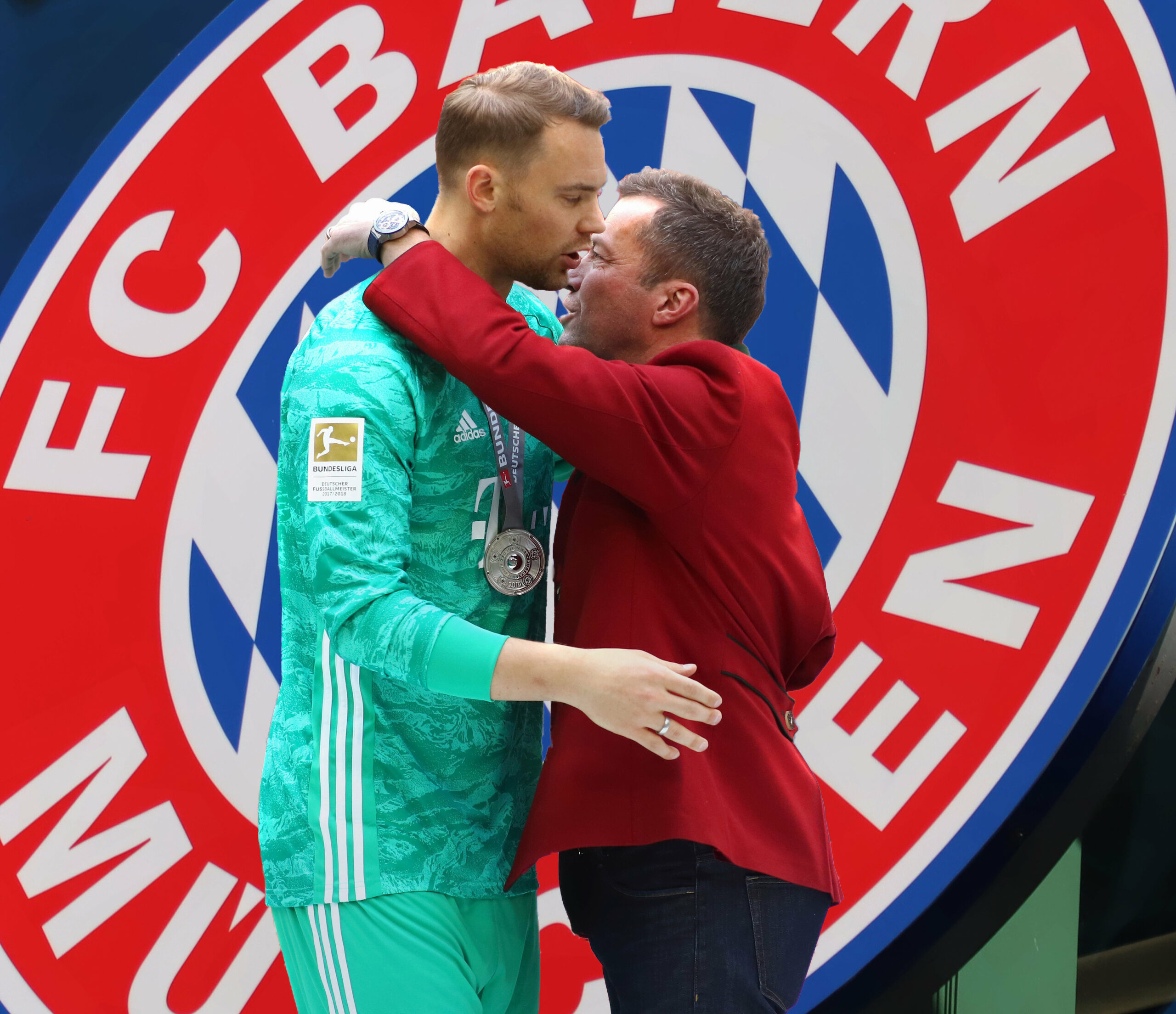 Manuel Neuer und Lothar Matthäus umarmen sich