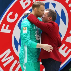 Manuel Neuer und Lothar Matthäus umarmen sich