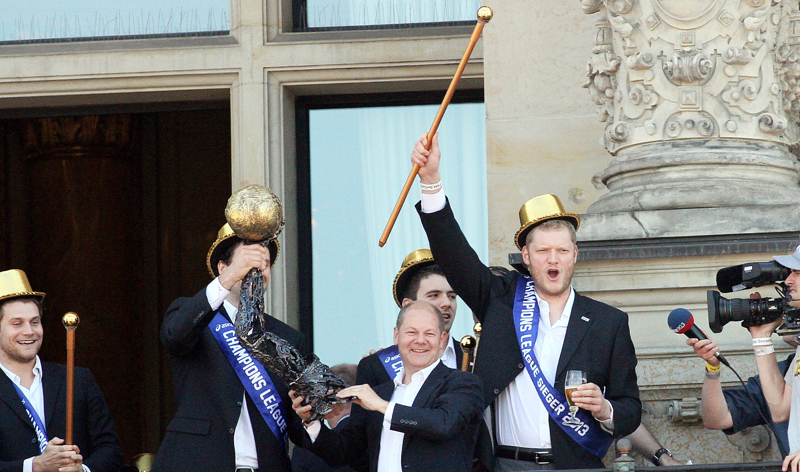 Johannes Bitter jubelt mit Olaf Scholz auf dem Rathausbalkon