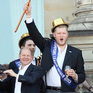 Johannes Bitter jubelt mit Olaf Scholz auf dem Rathausbalkon