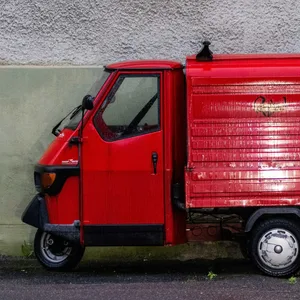 Piaggio Ape vor Hauswand