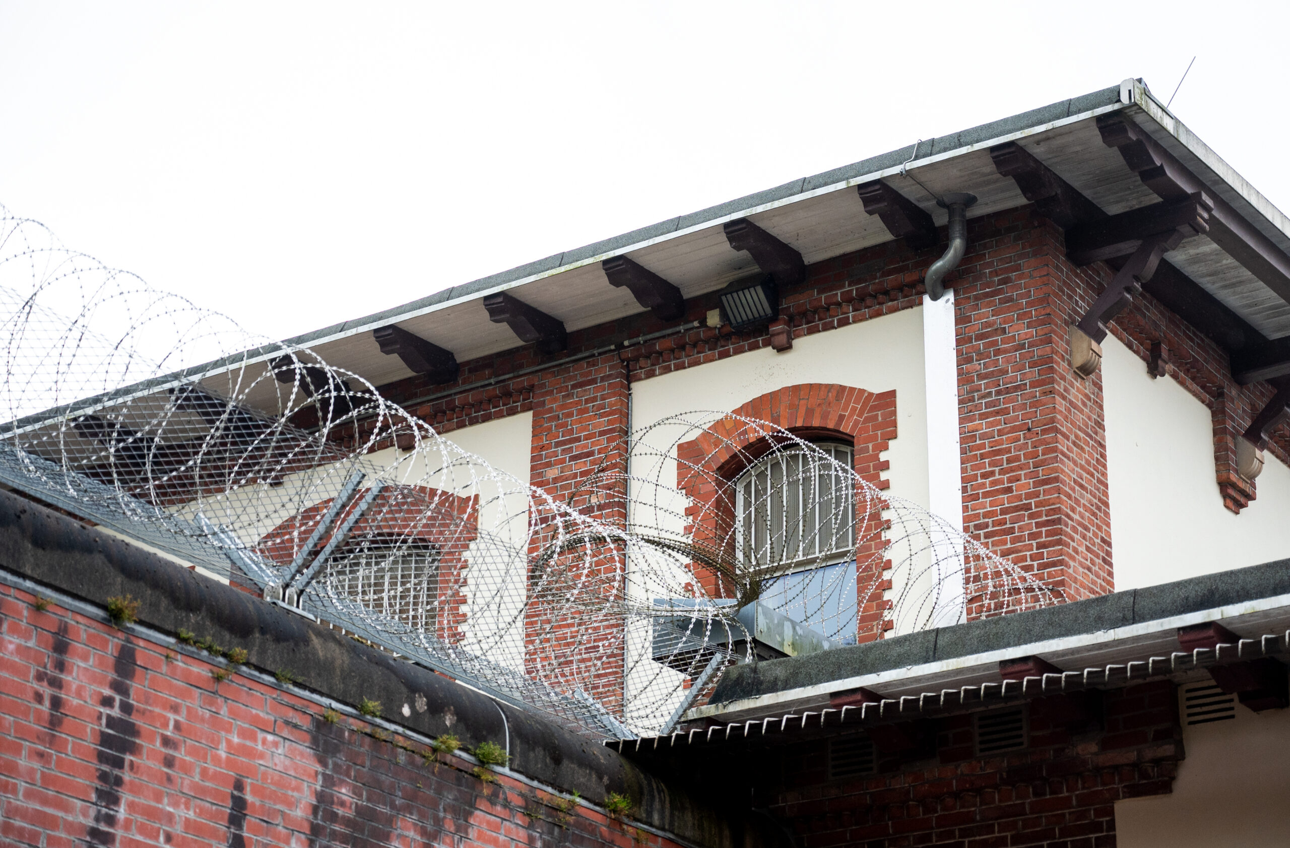 Vergitterte Fenster und Stacheldraht sichern den Maßregelvollzug in Ochsenzoll.