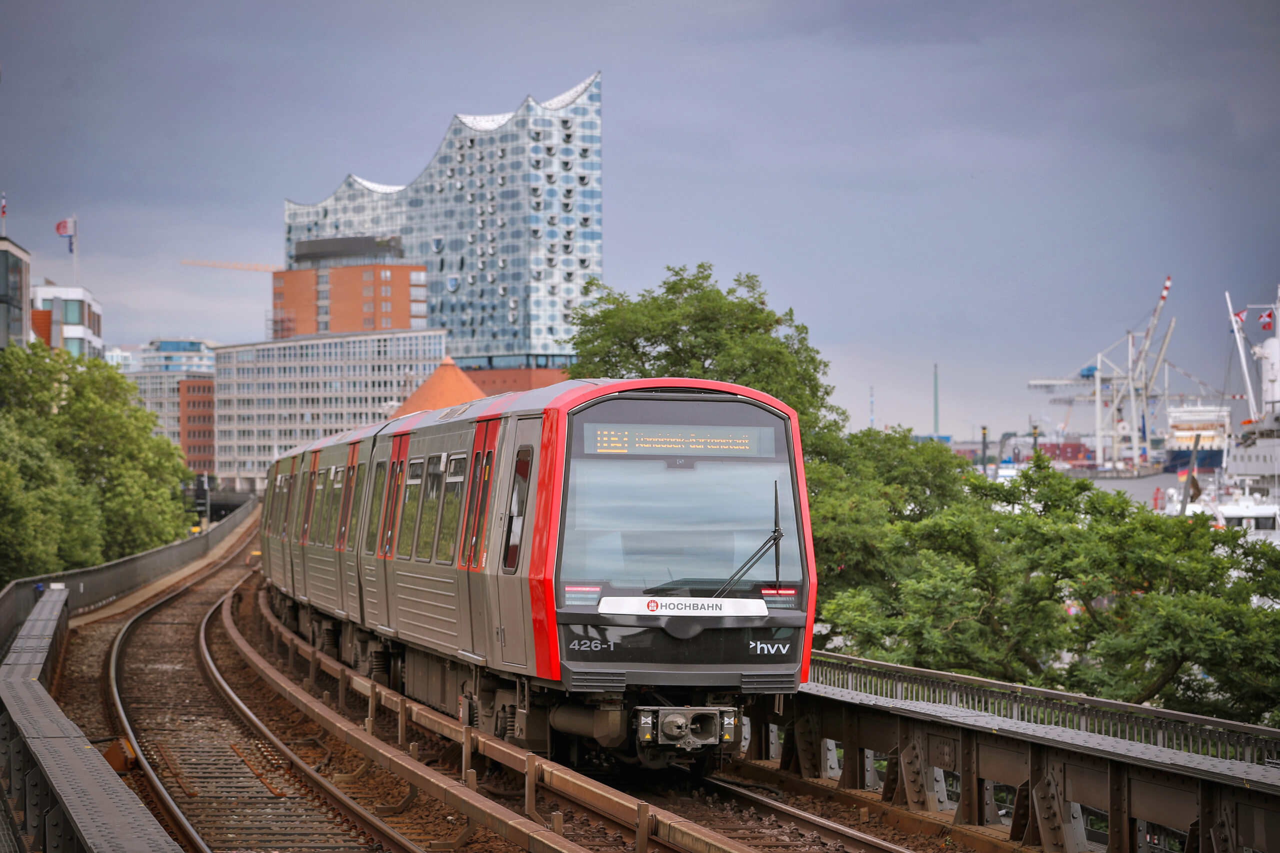 Die U-Bahn-Linie 3 (U3) führt als Ringlinie durch das Zentrum.