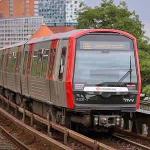 Die U-Bahn-Linie 3 (U3) führt als Ringlinie durch das Zentrum.