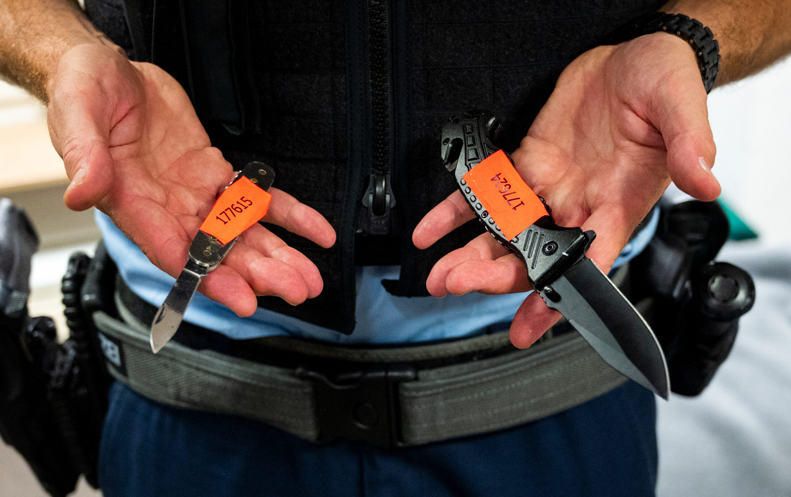 Ein Bundespolizist zeigt am Hamburger Hauptbahnhof sichergestellte Messer.