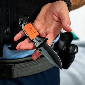 Ein Bundespolizist zeigt am Hamburger Hauptbahnhof sichergestellte Messer.