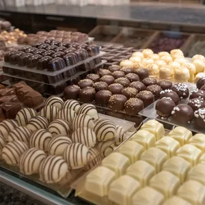 Eine Theke mit Pralinen