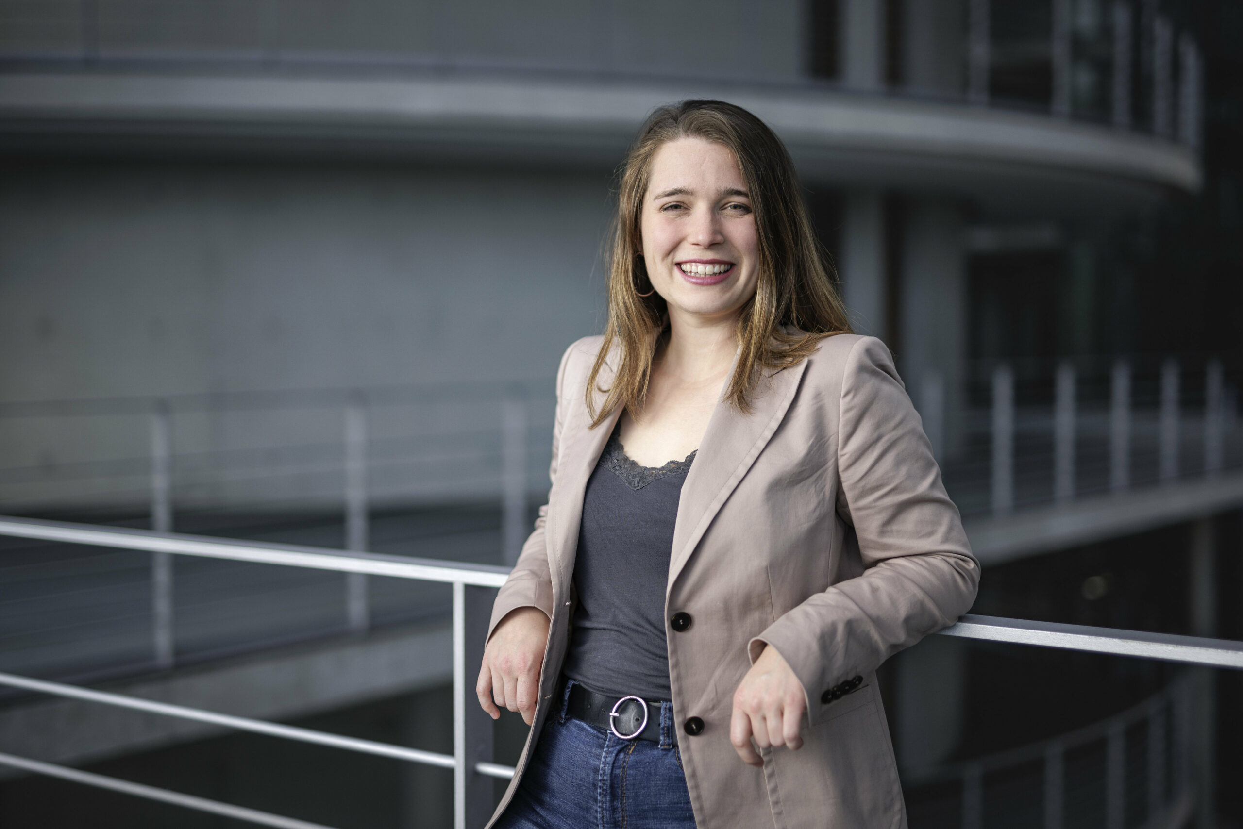 Junge Frau im Treppenhaus des Bundestages