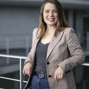 Junge Frau im Treppenhaus des Bundestages