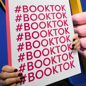 Der Buchstand von Thalia auf der Frankfurter Buchmesse 2023 spricht Bände. Auch hier ist BookTok voll angekommen.