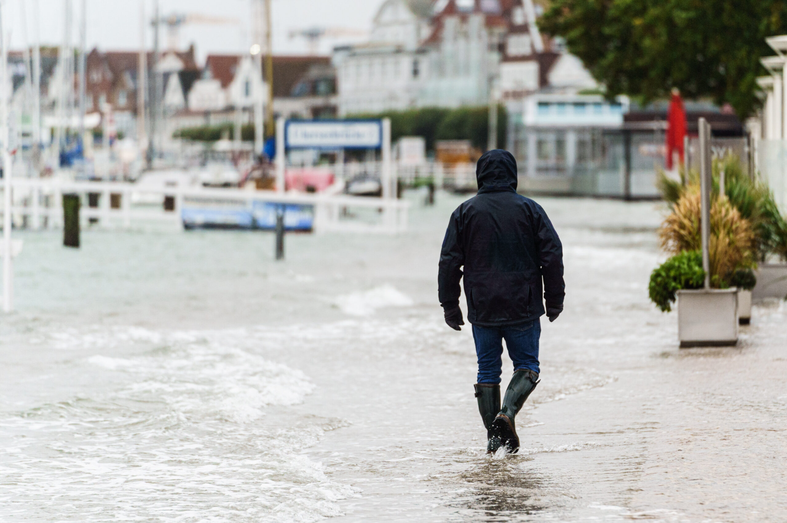 Am 20.10.2023 wurde bereits die Uferpromenade an der Travemünde Bucht überflutet. (Archivfoto)