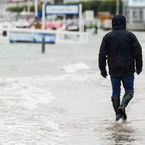 Am 20.10.2023 wurde bereits die Uferpromenade an der Travemünde Bucht überflutet. (Archivfoto)