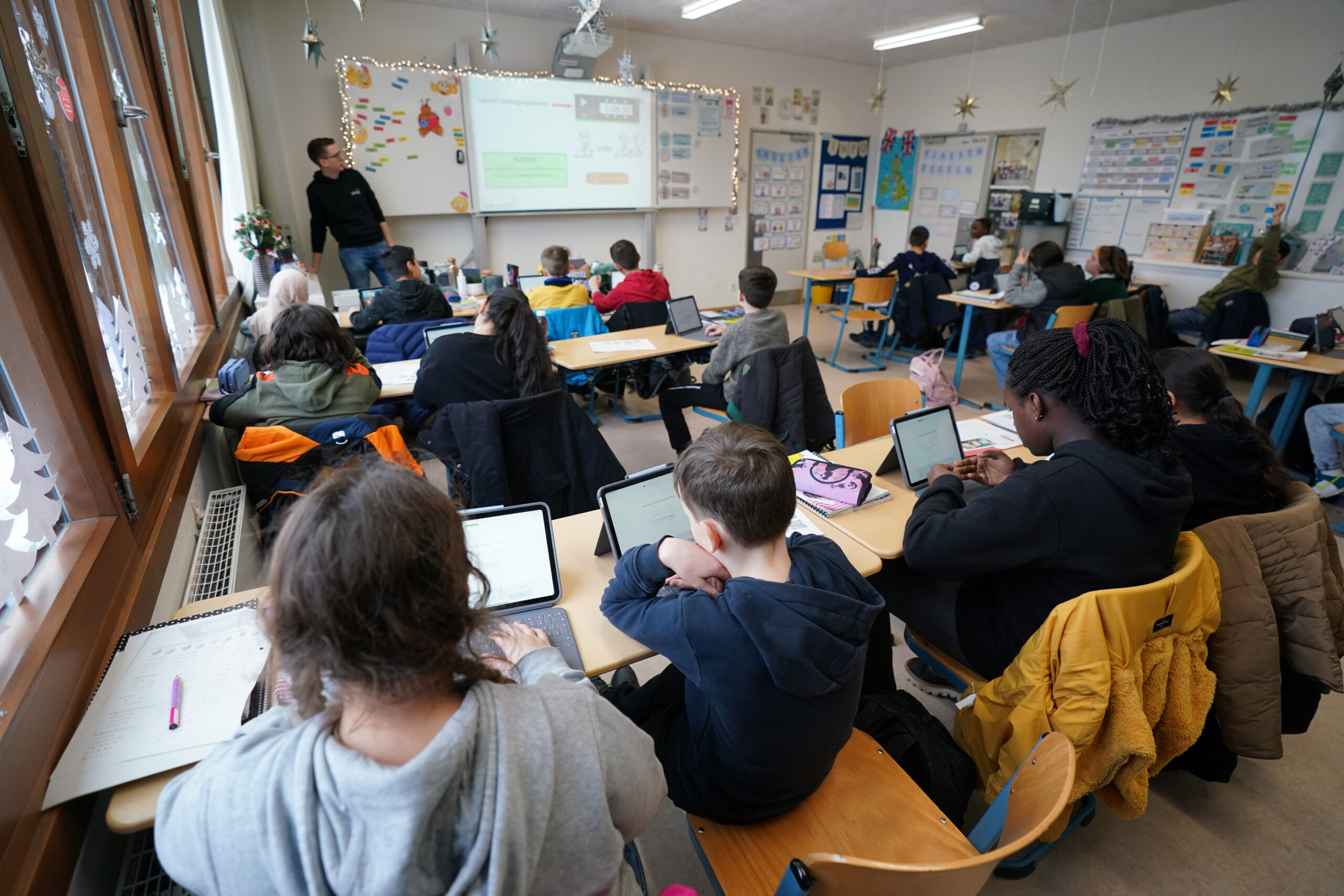 Mathe-Lehrer Tobias Weidenhöffer-Griese (hinten l.) leitet den digitalen Mathe-Unterricht in der Klasse 5f in der Lessing-Stadtteilschule in Hamburg-Wilstorf.