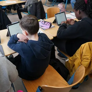 Mathe-Lehrer Tobias Weidenhöffer-Griese (hinten l.) leitet den digitalen Mathe-Unterricht in der Klasse 5f in der Lessing-Stadtteilschule in Hamburg-Wilstorf.