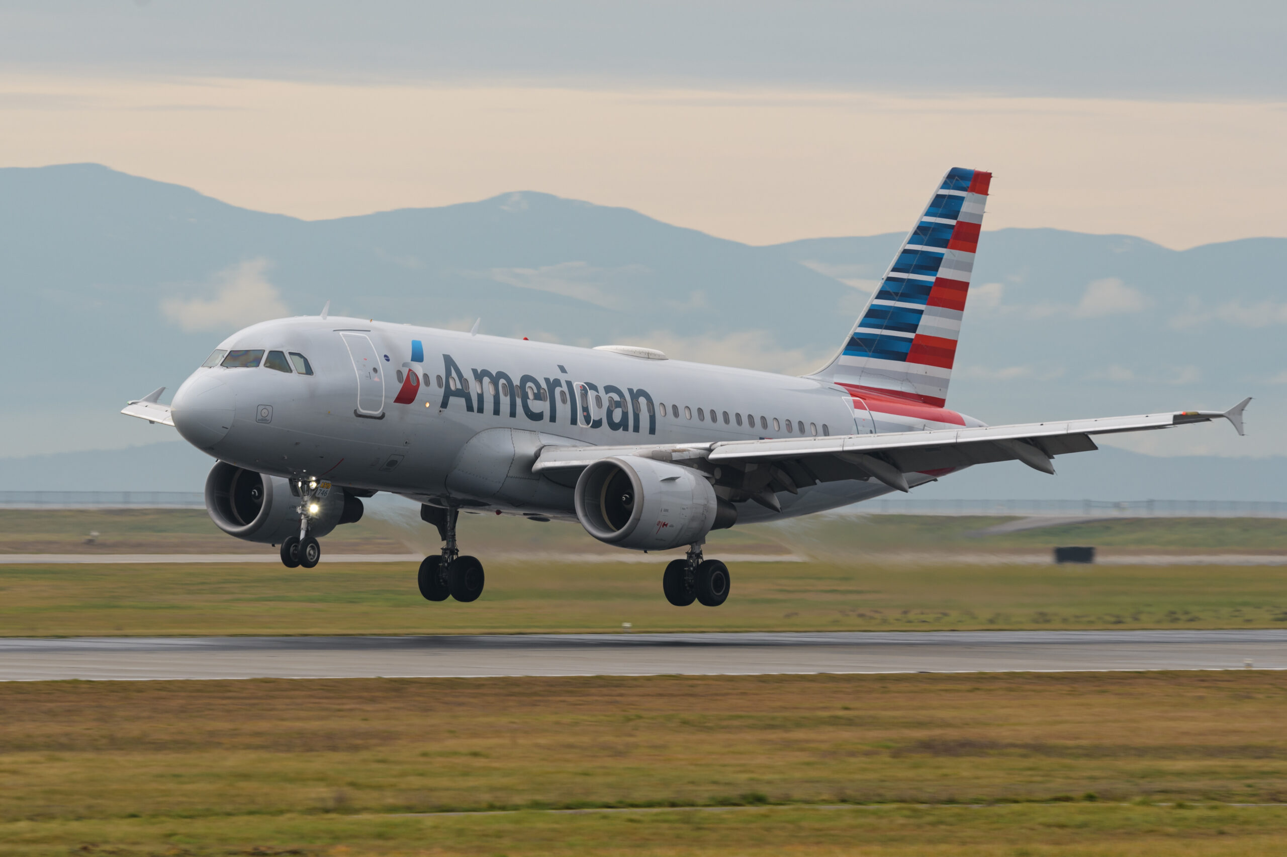 Ein Flugzeug von American Airlines auf einem Rollfeld.