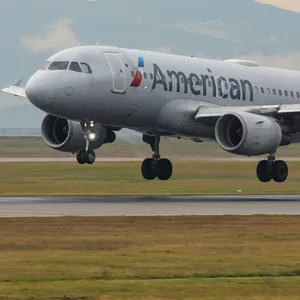 Ein Flugzeug von American Airlines auf einem Rollfeld.
