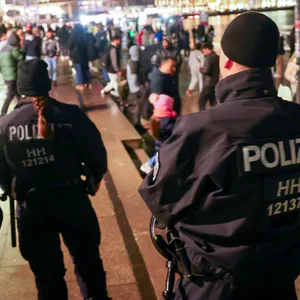 Die Polizei wird zu Silvester am Jngfernstieg mit einem Großaufgebot im Einsatz sein. (Symbolfoto)