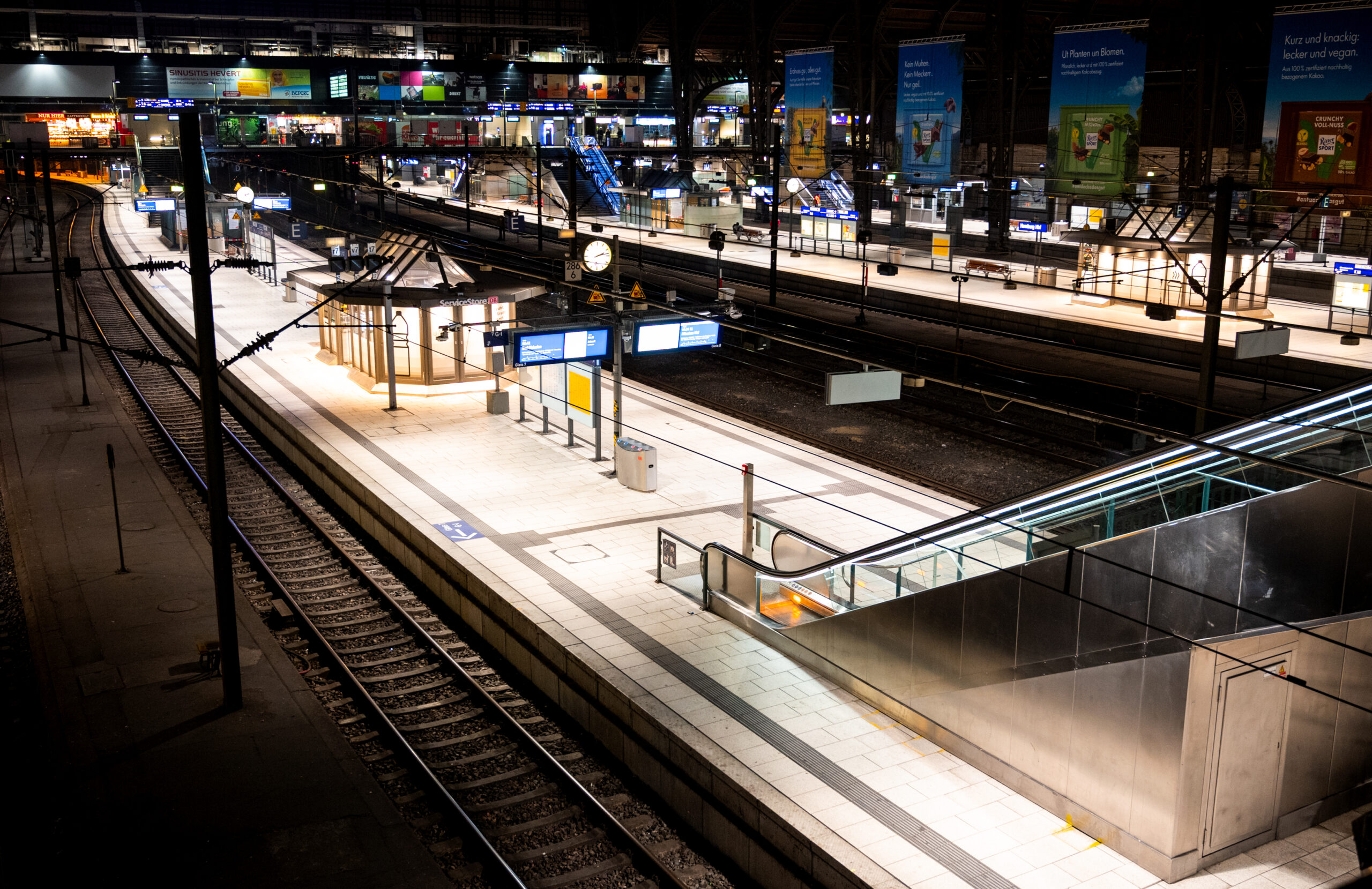 Junger Mann bricht in S-Bahn am Hauptbahnhof leblos zusammen und stirbt