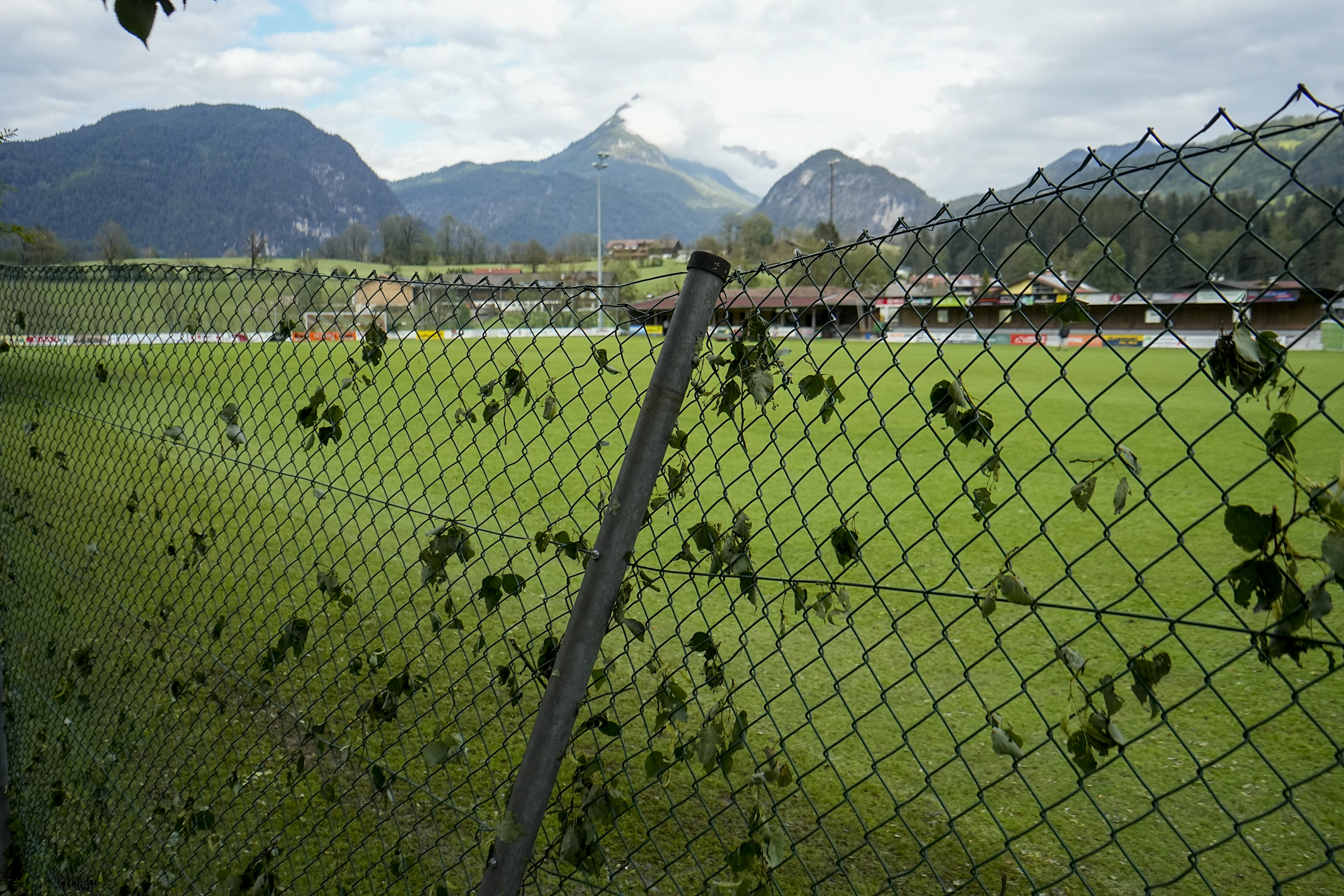 Hinter einem Zaun liegt ein Fußballplatz in Österreich