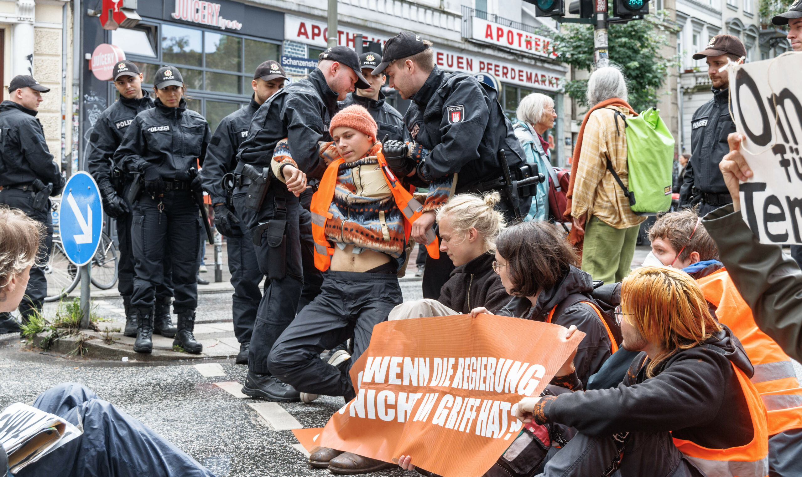 Aktivisten blockieren Straße