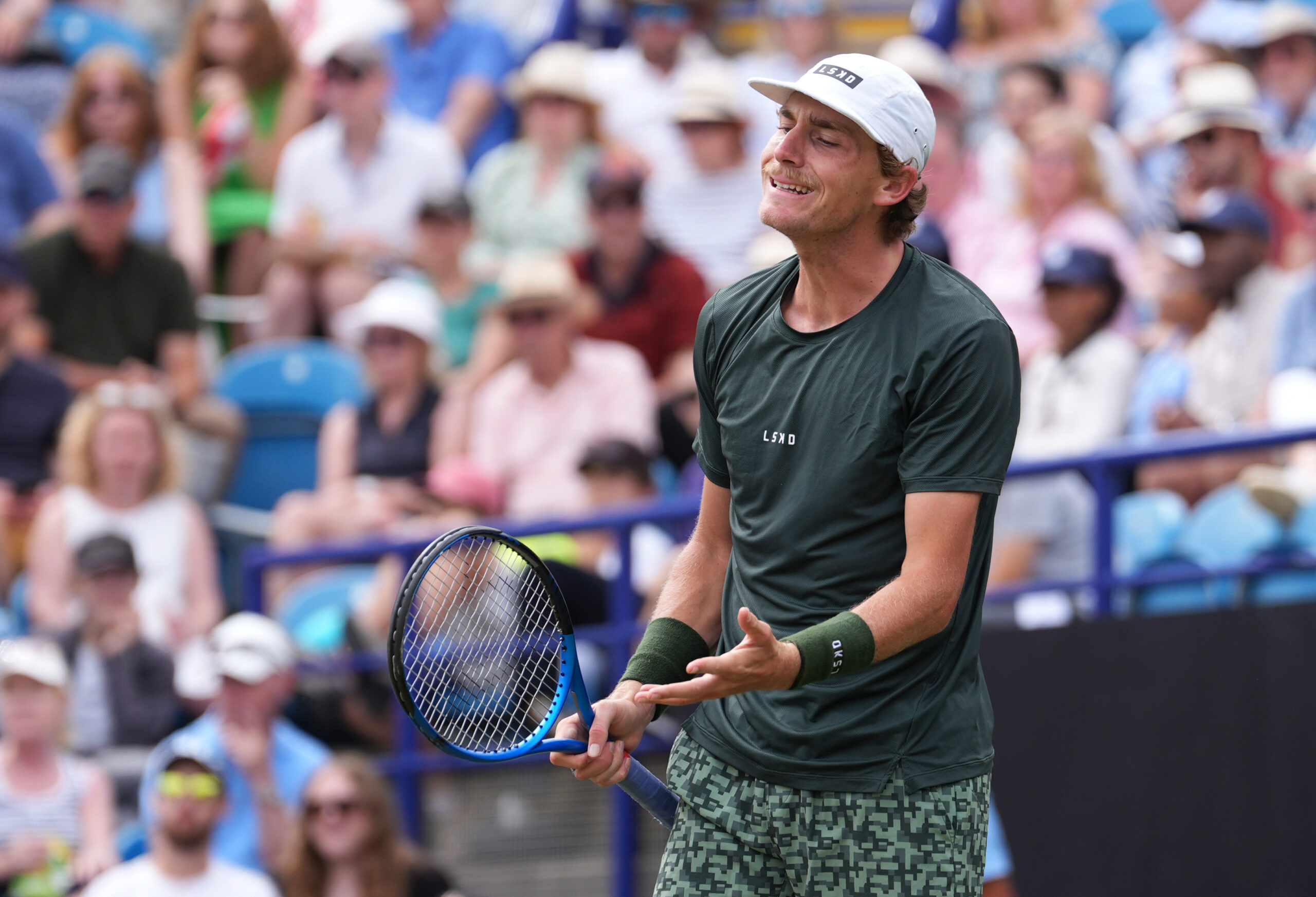 Max Purcell mit Tennisschläger ärgert sich