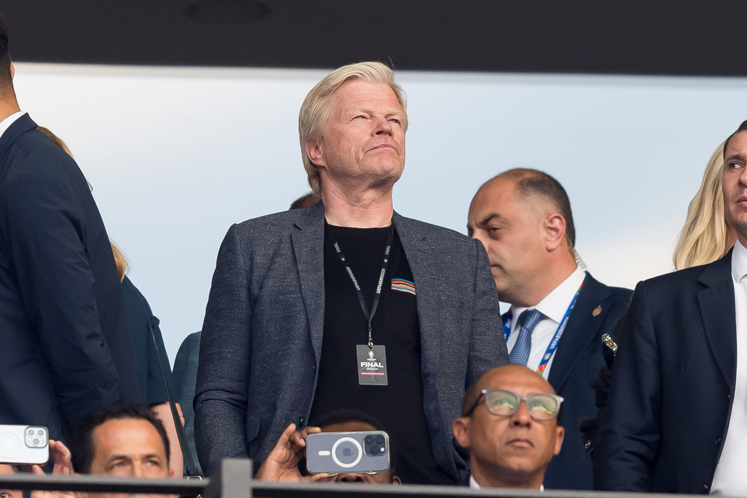 Oliver Kahn schaut in die Ferne.