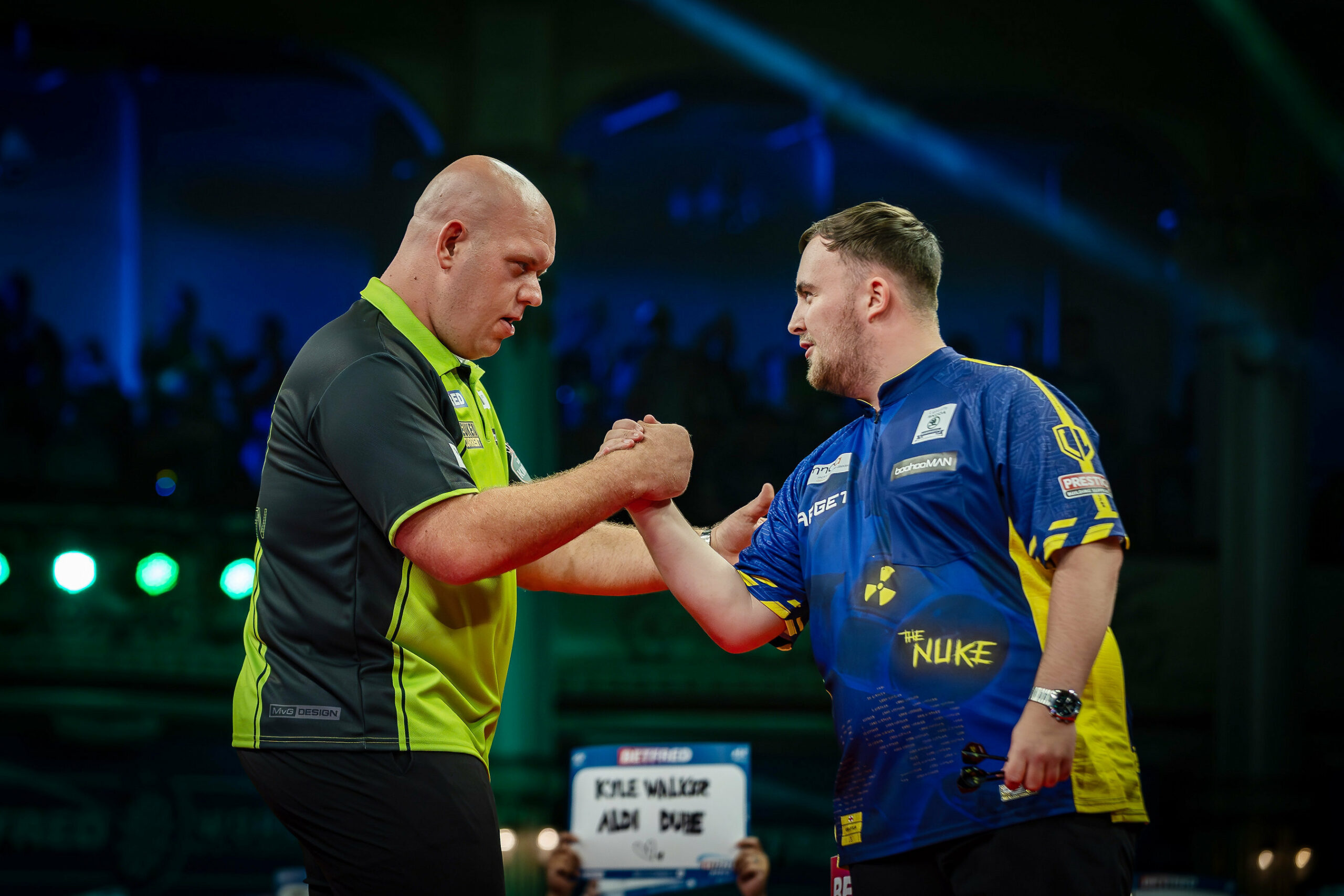 Michael van Gerwen und Luke Littler geben sich die Hand