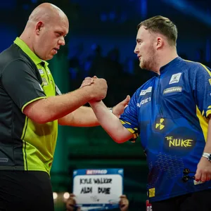 Michael van Gerwen und Luke Littler geben sich die Hand