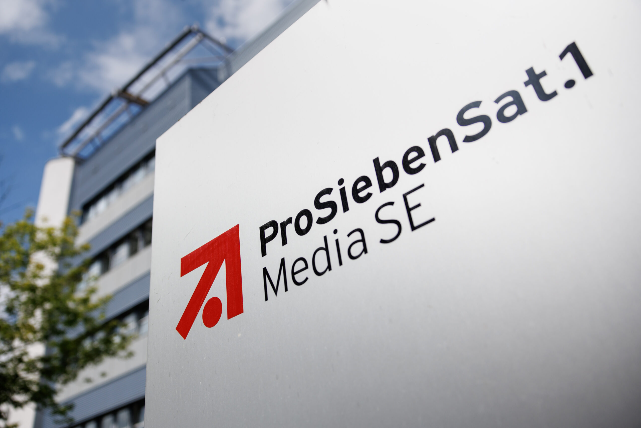 Das Unternehmenslogo der ProSiebenSat.1 Media SE ist vor einem Bürogebäude des Medienunternehmens in Unterföhring (Bayern) zu sehen.