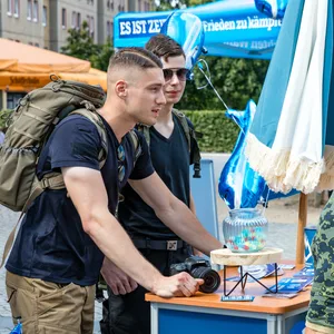 Mitglieder der „Jungen Alternative“ stehen an einem Wahlkampfstand.