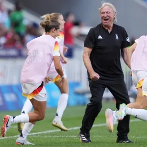 Horst Hrubesch nach dem Gewinn der Bronze-Medaille bei Olympia