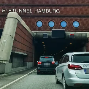 Durch den Unfall kam es auf der A7 zu einem erheblichen Stau. (Symbolfoto)
