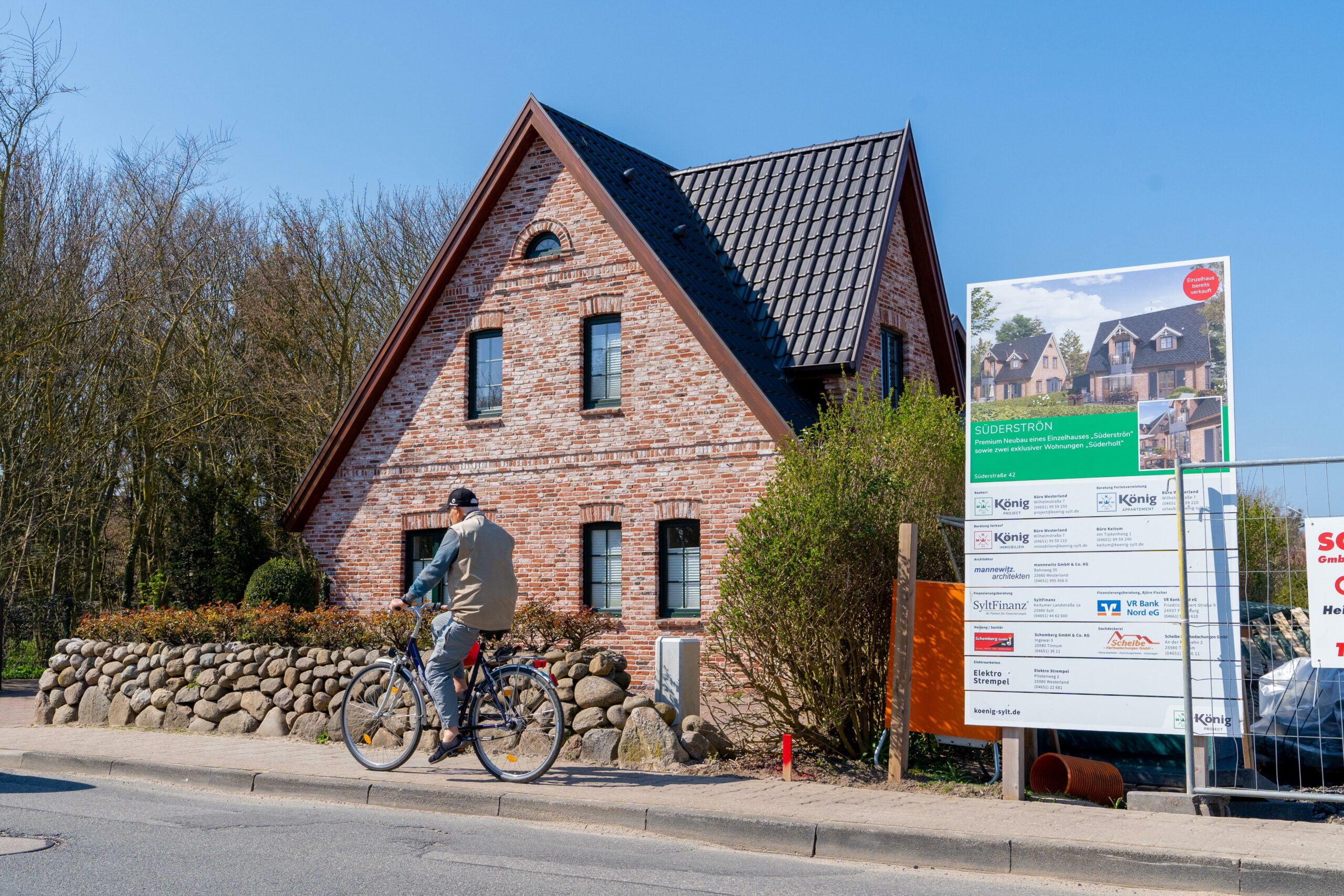 Einfamilienhaus mit Bauschild