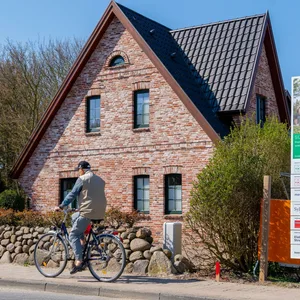 Einfamilienhaus mit Bauschild