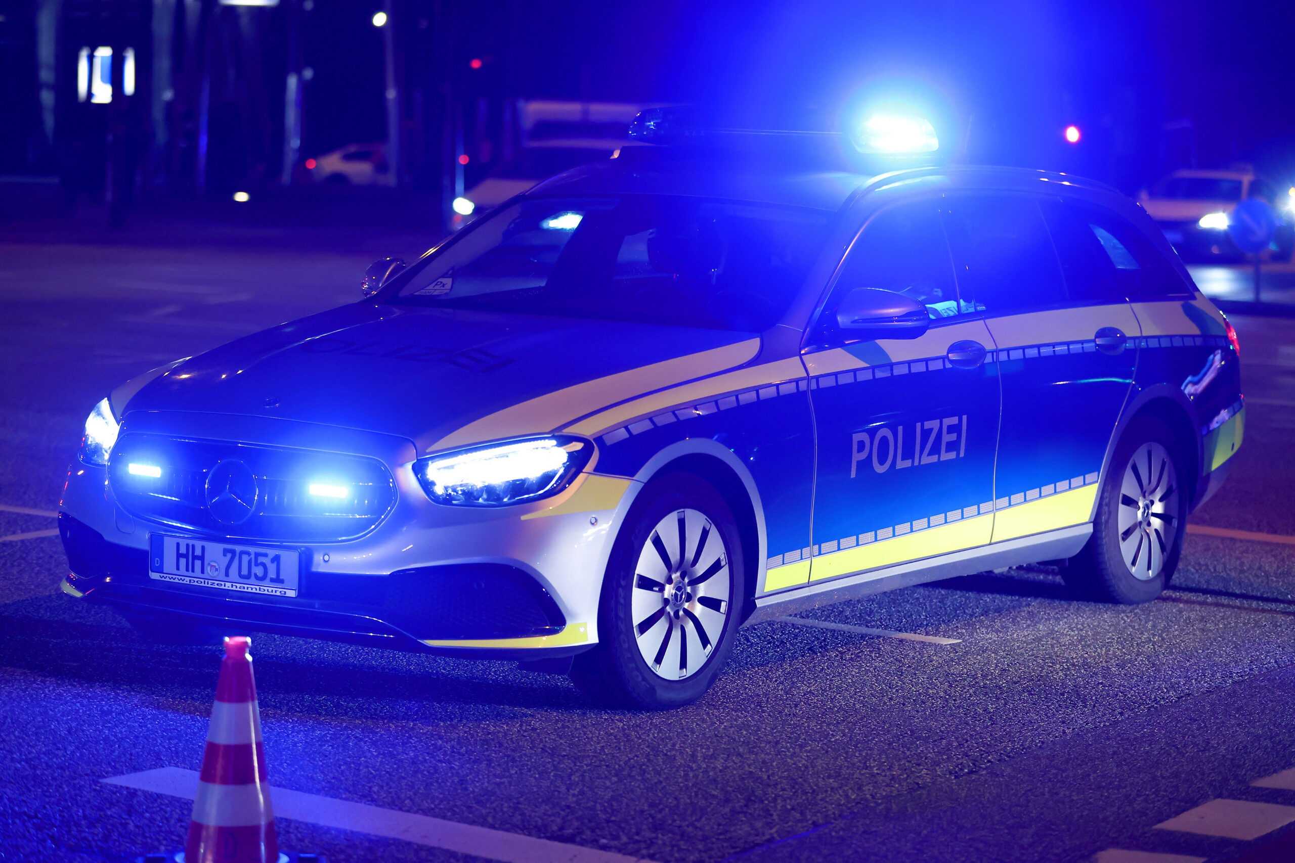 Ein Polizeifahrzeug im nächtlichen Einsatz (Symbolfoto). Trotz sofortiger Fahndung konnte die Polizei die Täter nicht mehr aufgreifen.