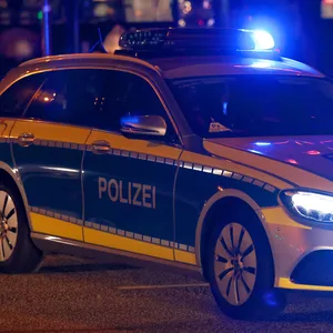 Mann überfällt Spielhalle in Billstedt und bedroht angestellte mit Schusswaffe – Polizei sucht Zeugen