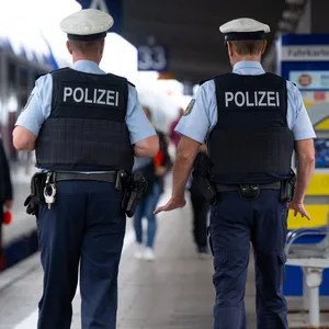 Zwei Bundespolizisten führen eine Festnahme am Bahnhof durch