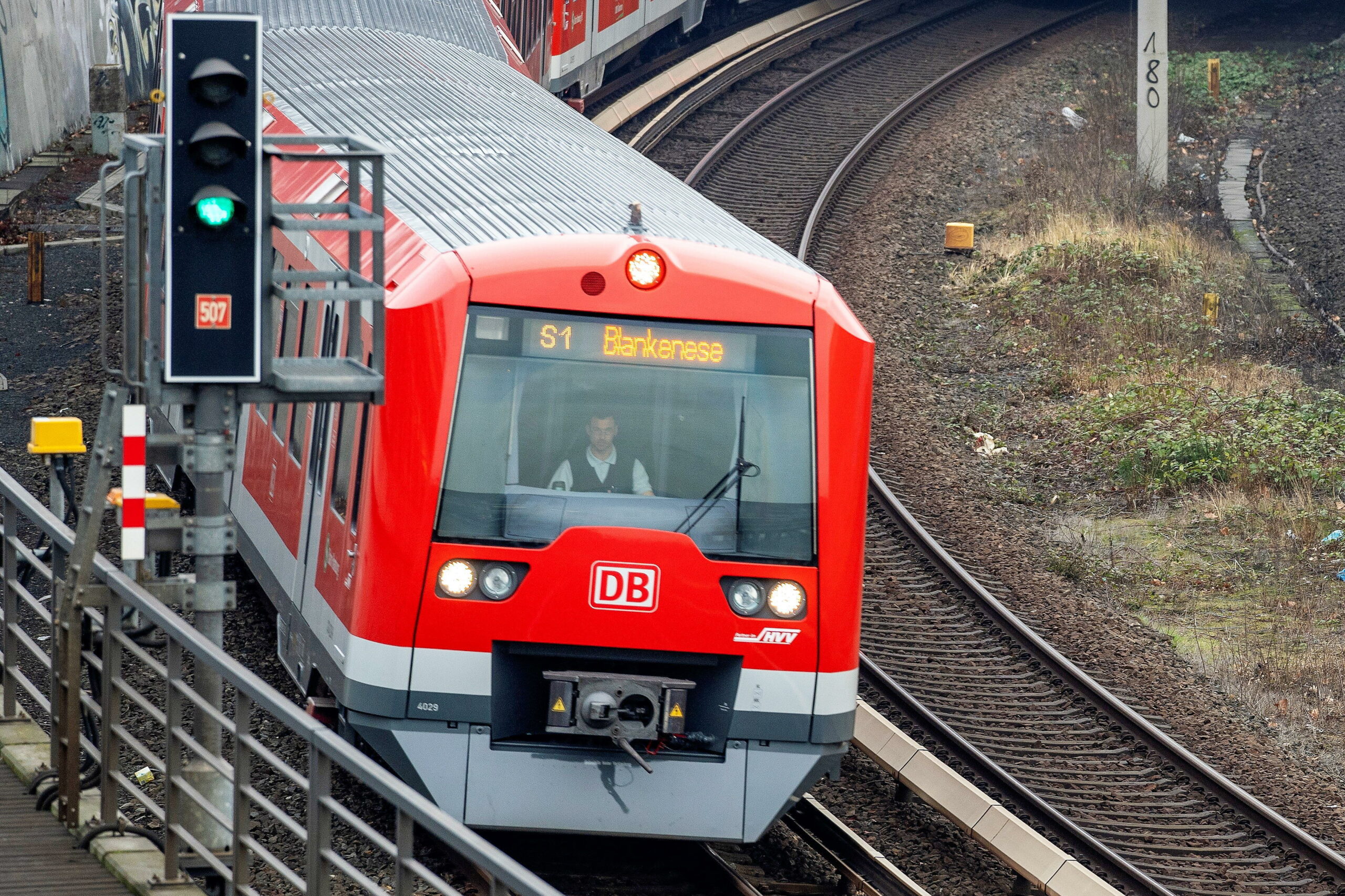 In S1: Fahrgäst will Frau schlagen – mutige Zeugen schreiten ein.