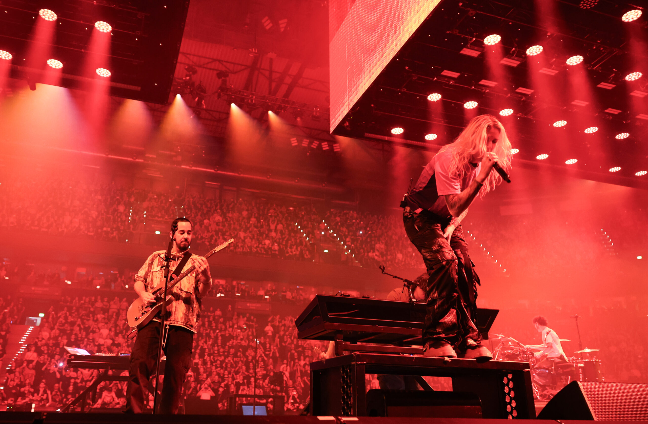 Eines der 150 Konzerte in der Barclays-Arena 2024 war das der Band Linkin Park. Die Band hatte kurz zuvor neu zusammengefunden. Hier zu sehen sind Mike Shinoda und Emily Armstrong.