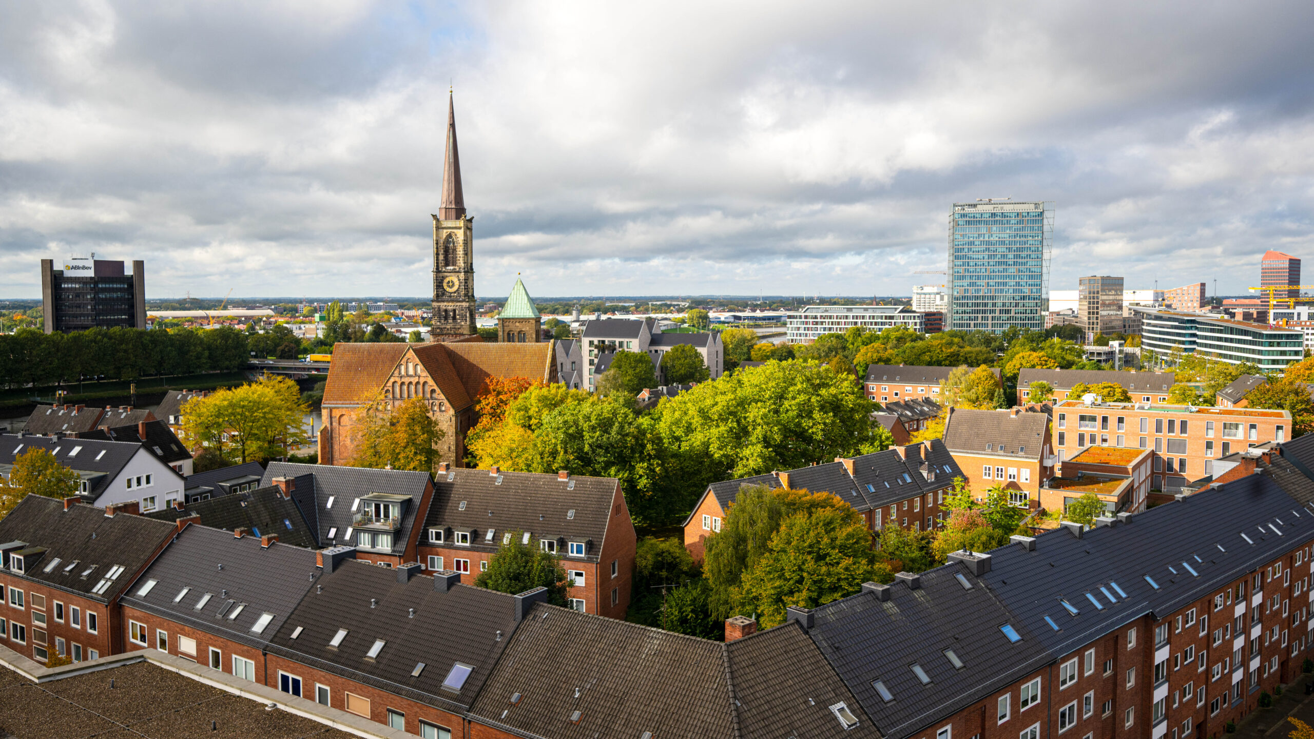 Die Sonne scheint auf die St. Stephani Kirche in der Bremer Innenstadt.