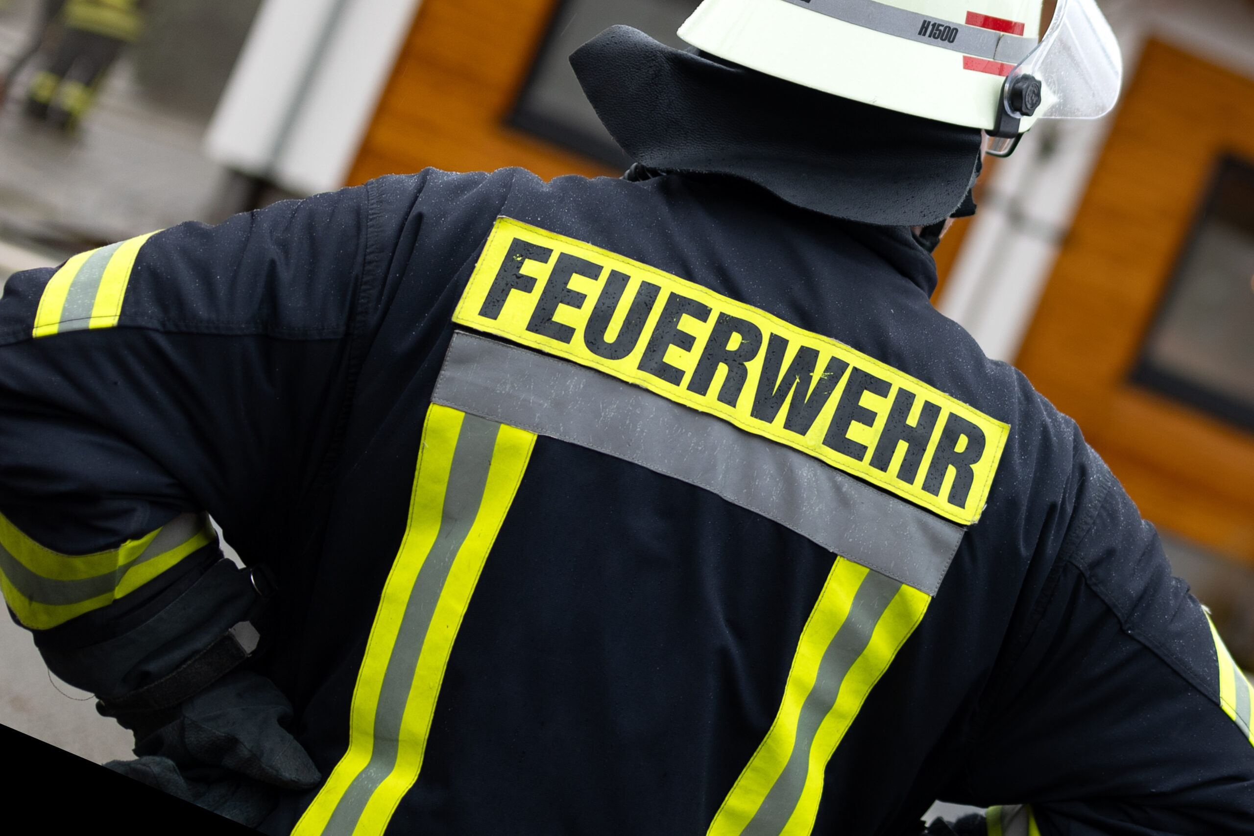 Ein Feuerwehrmann in seiner Arbeitskleidung