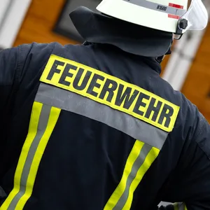 Ein Feuerwehrmann in seiner Arbeitskleidung
