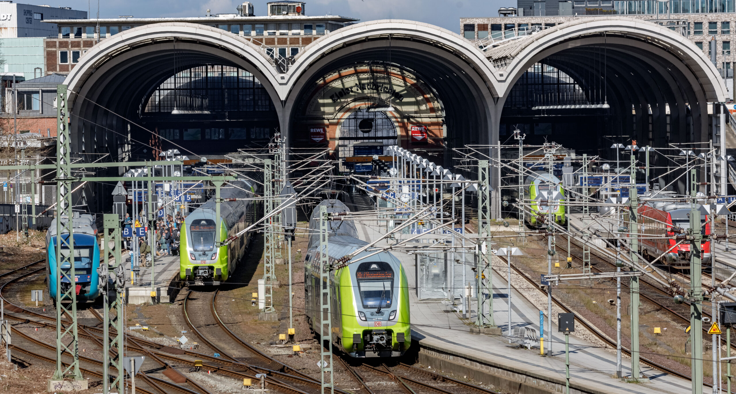 Eine Regionalbahn fährt aus dem Bahnhof Kiel heraus.