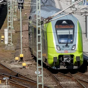 Eine Regionalbahn fährt aus dem Bahnhof Kiel heraus.