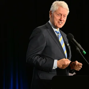 Bill Clinton hält eine Rede bei einer Wahlkampfveranstaltung.