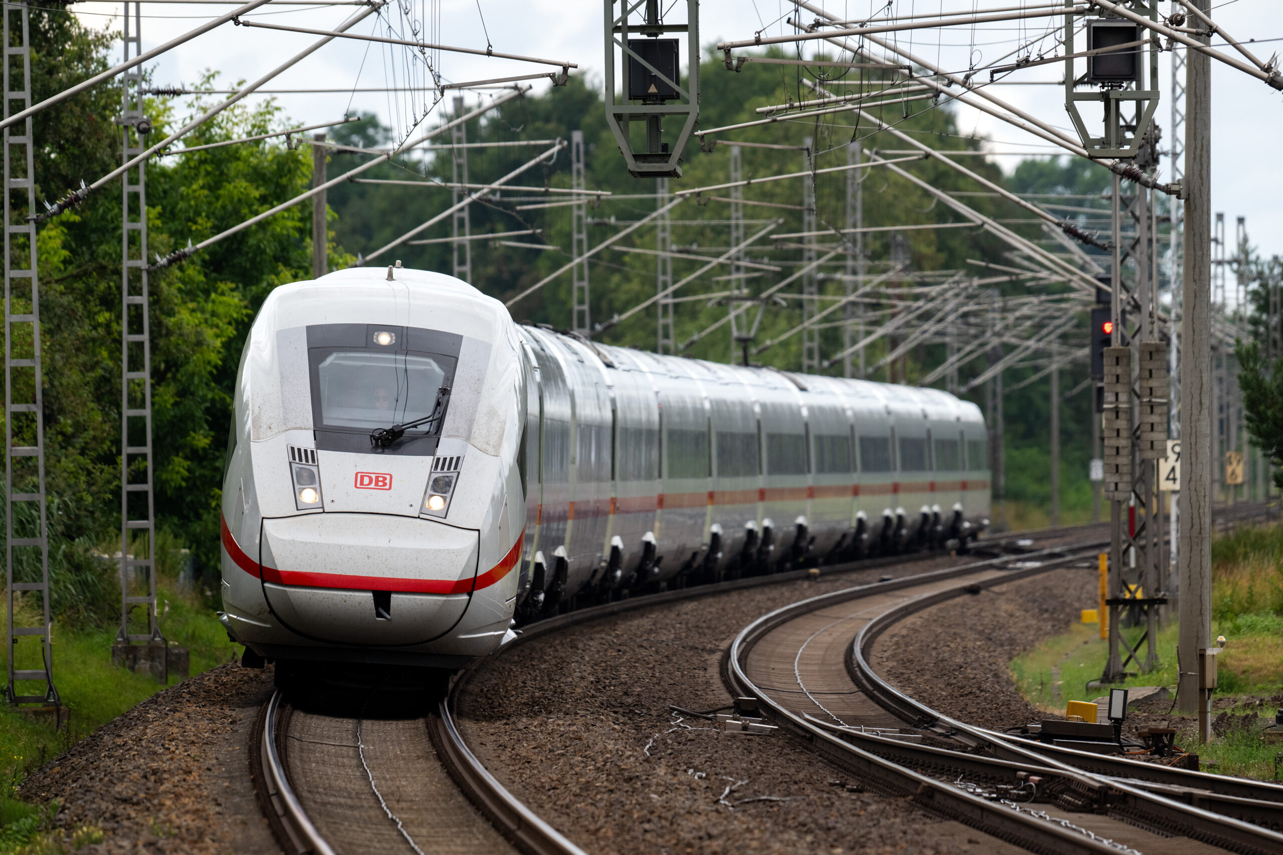 Ein ICE fährt auf der Schnellfahrstrecke Hamburg - Berlin.