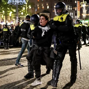 Ein Fan wird von zwei Polizisten festgehalten