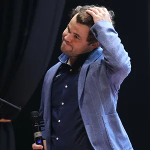 Magnus Carlsen greift sich in die Haare